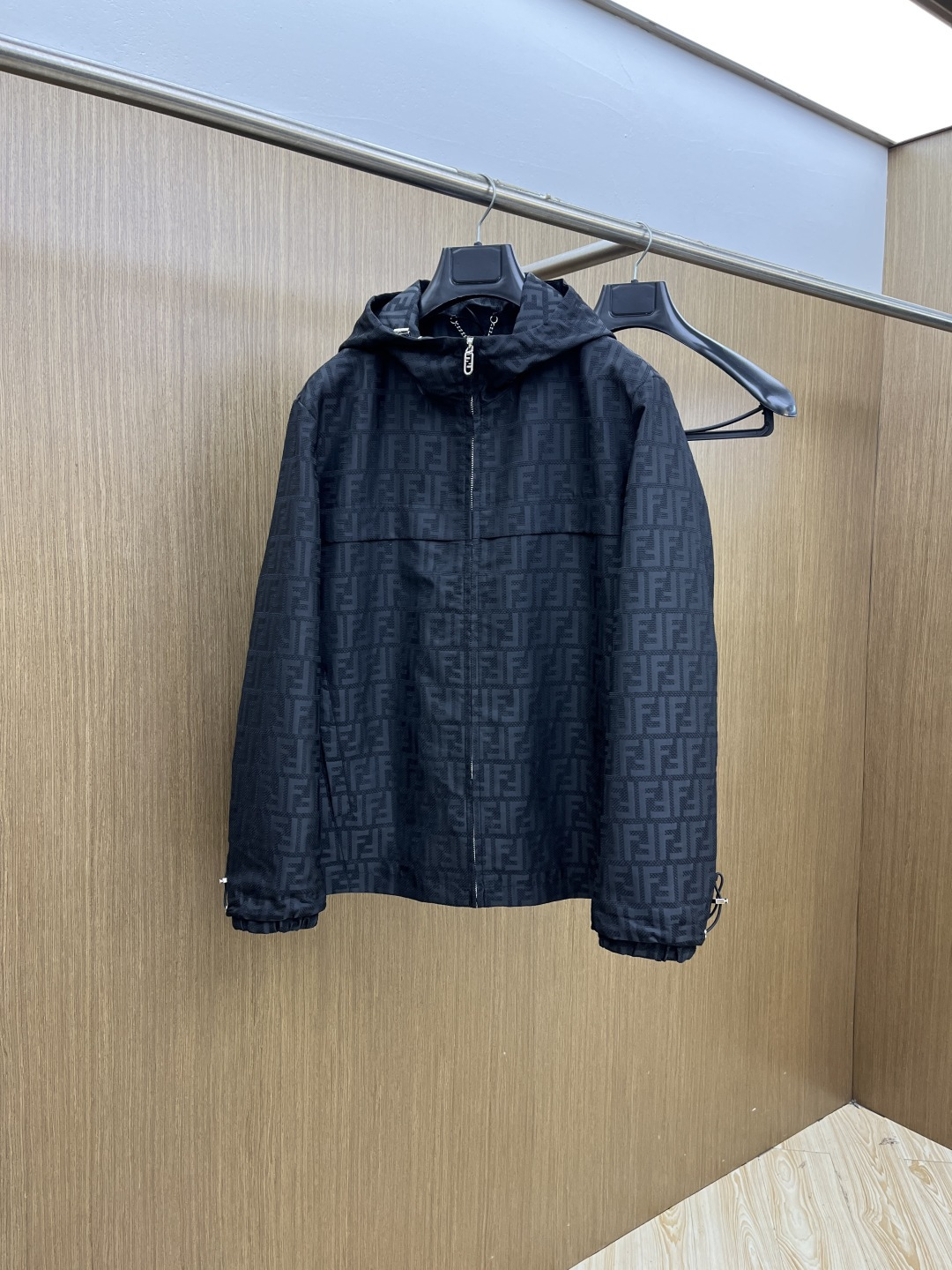 早春 FD 🔥🔥早春系列，最新时尚连帽夹克外套.双FF提花。处处细节显工艺足够的高级 结构性剪裁的设计改