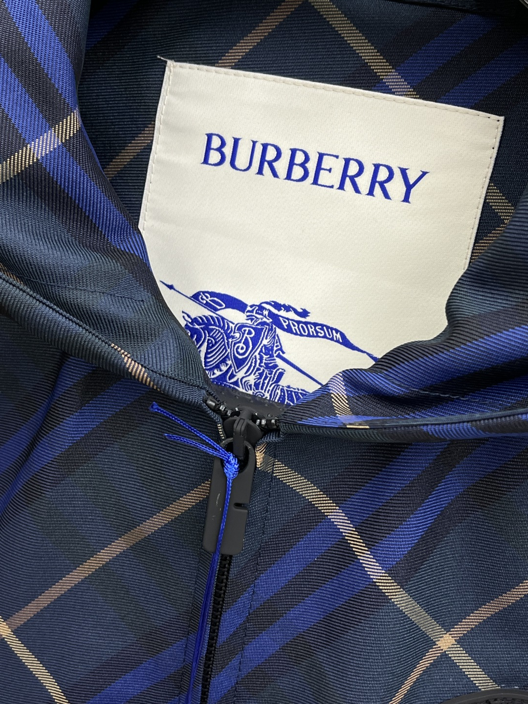 早春 BBR 🔥🔥早春系列，最新时尚连帽夹克外套.定制纹格。处处细节显工艺足够的高级 结构性剪裁的设计改