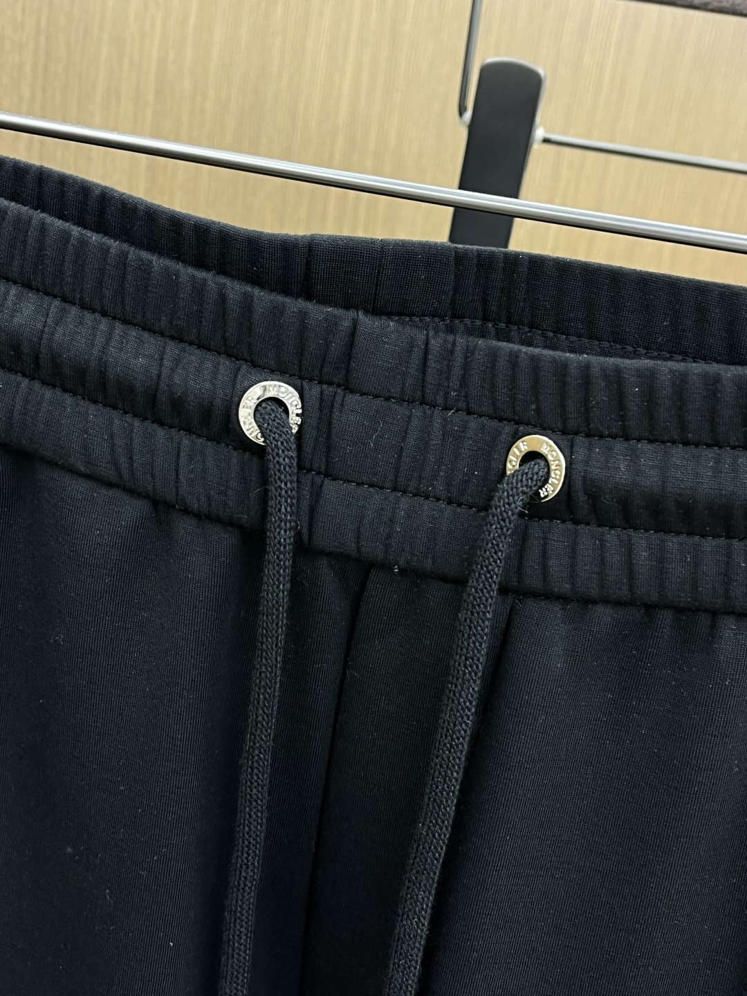 。🩵MON 🔥🔥高级定制 2026春夏新款铜氨丝莫代尔空气层休闲卫裤，裤身上刺绣标志性品牌标识，客供定制