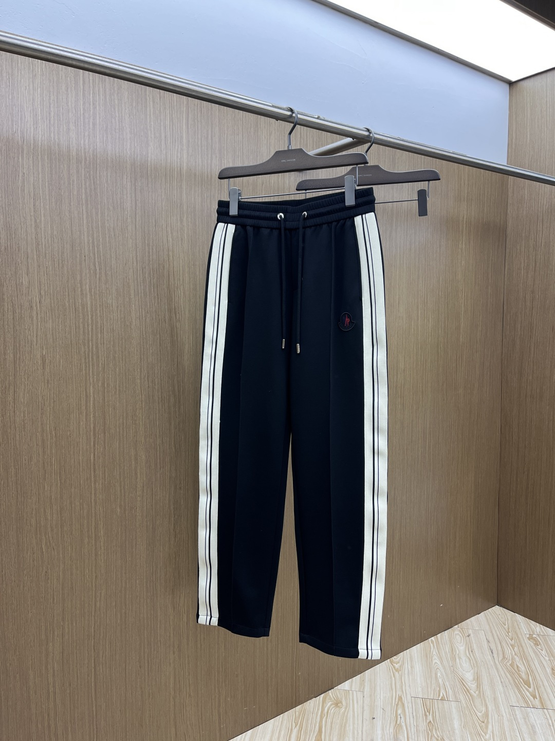 。🩵MON 🔥🔥高级定制 2026春夏新款铜氨丝莫代尔空气层休闲卫裤，裤身上刺绣标志性品牌标识，客供定制