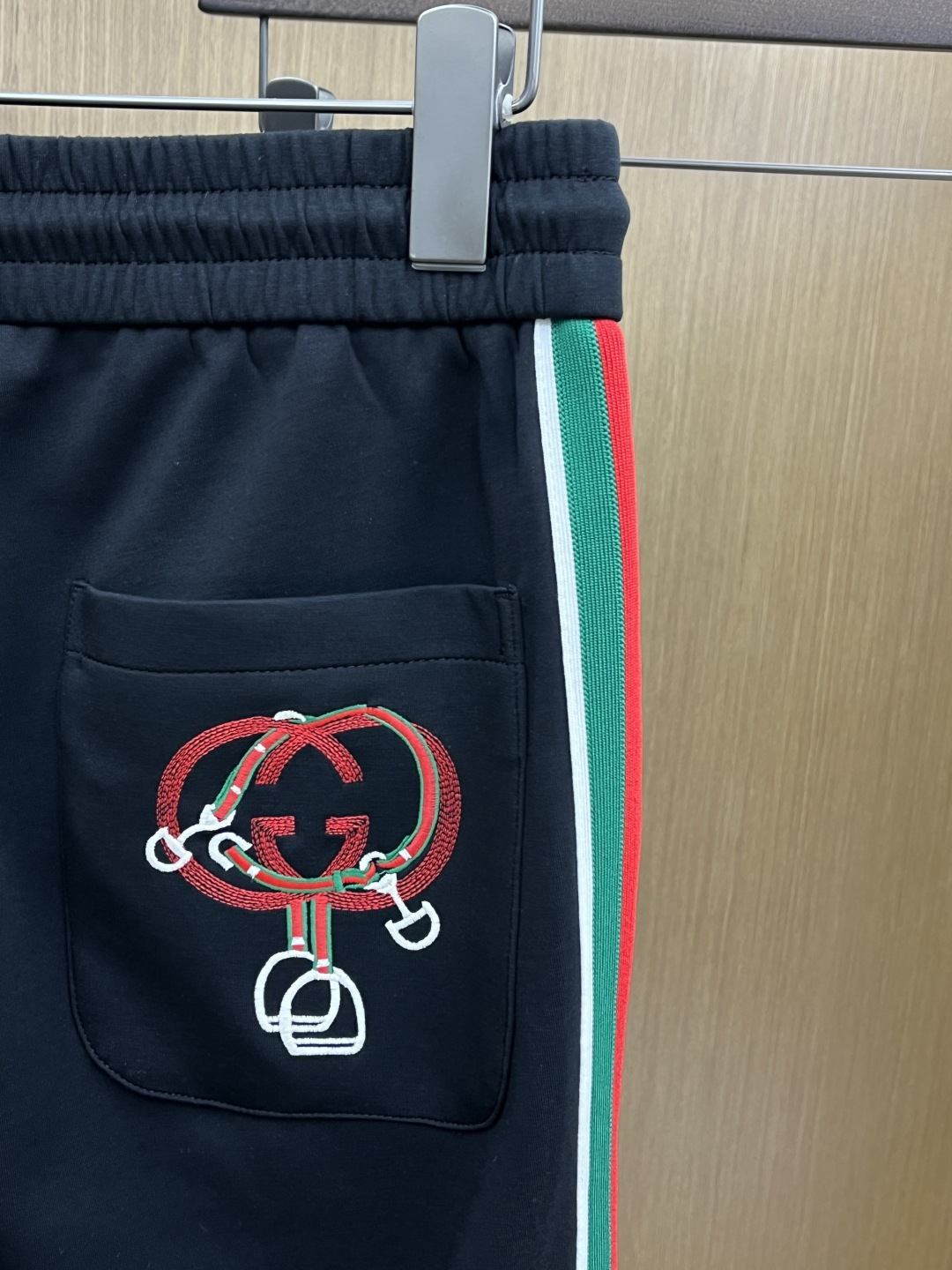 。🩵Guc 🔥🔥高级定制 2026春夏新款铜氨丝莫代尔空气层休闲卫裤，裤身上刺绣标志性品牌标识，客供定制