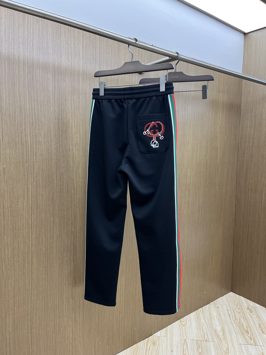 。🩵Guc 🔥🔥高级定制 2026春夏新款铜氨丝莫代尔空气层休闲卫裤，裤身上刺绣标志性品牌标识，客供定制