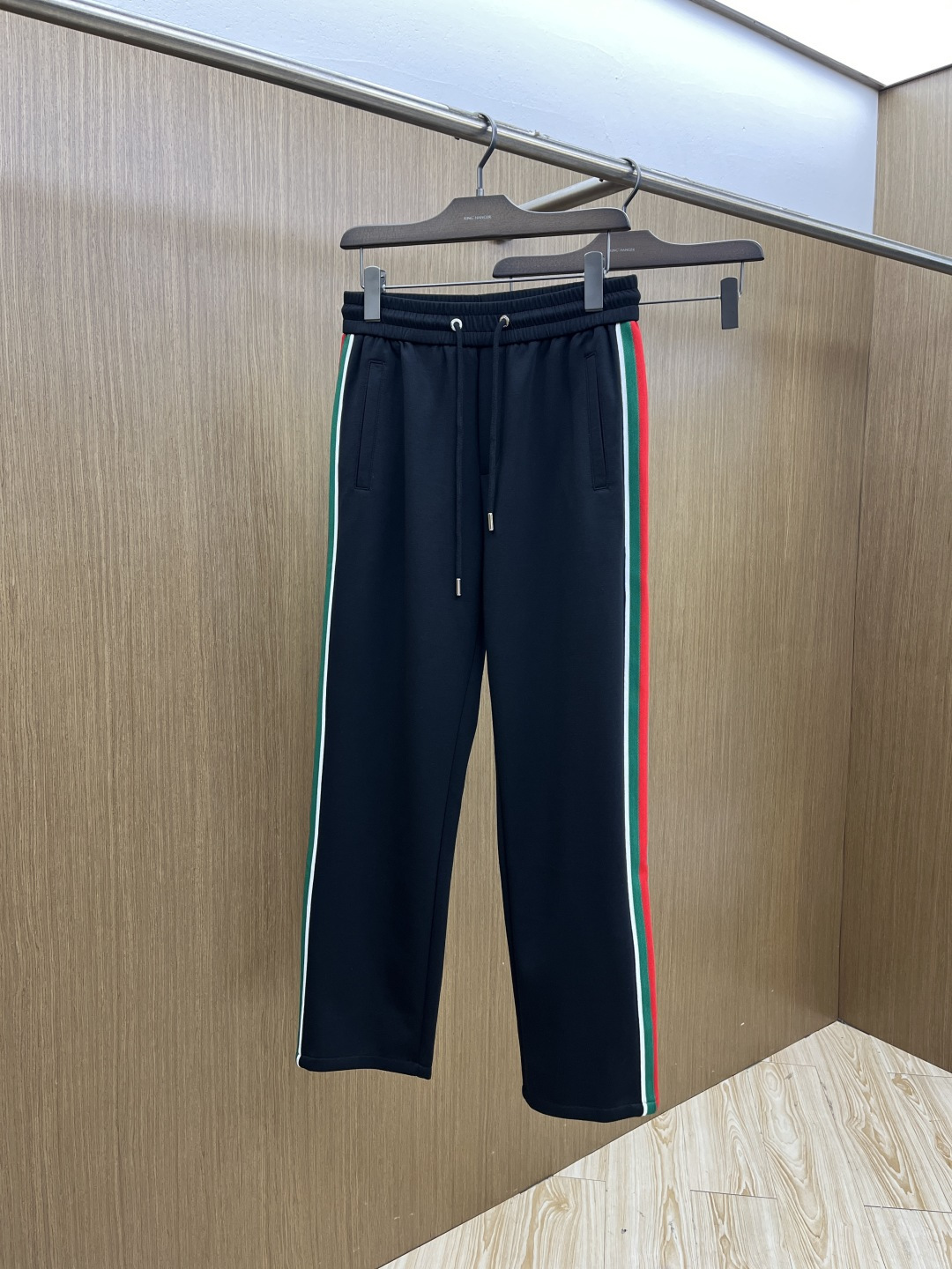 。🩵Guc 🔥🔥高级定制 2026春夏新款铜氨丝莫代尔空气层休闲卫裤，裤身上刺绣标志性品牌标识，客供定制