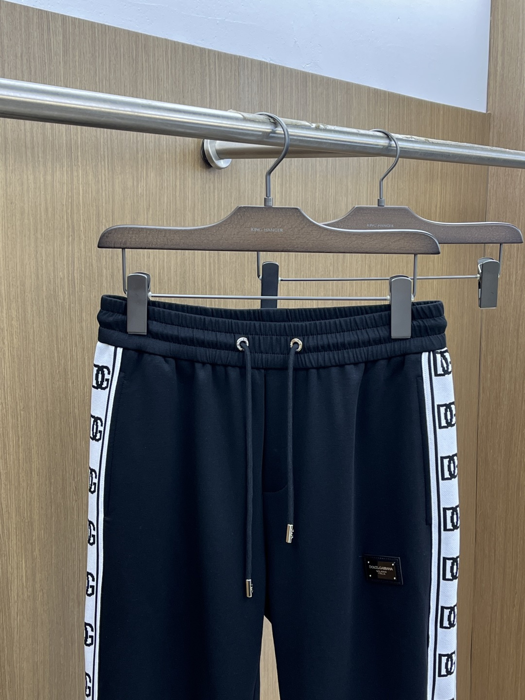 。🩵 DG 🔥🔥高级定制 2026春夏新款铜氨丝莫代尔空气层休闲卫裤，裤身上刺绣标志性品牌标识，客供定制