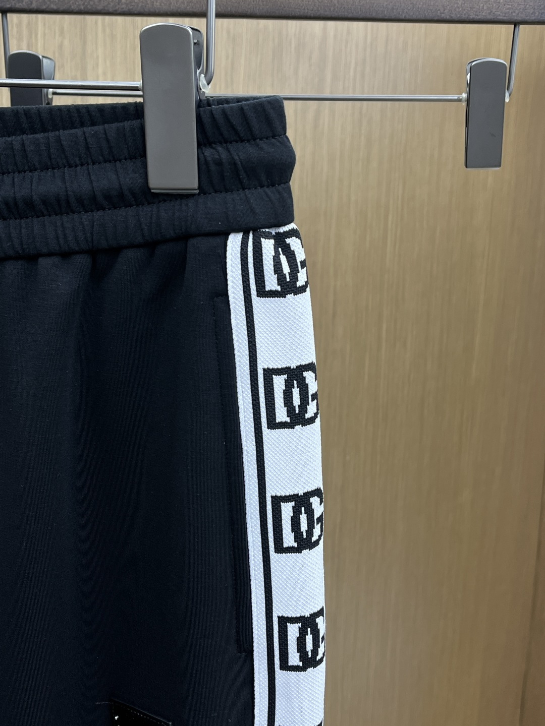 。🩵 DG 🔥🔥高级定制 2026春夏新款铜氨丝莫代尔空气层休闲卫裤，裤身上刺绣标志性品牌标识，客供定制