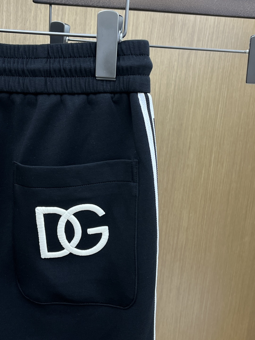 。🩵 DG 🔥🔥高级定制 2026春夏新款铜氨丝莫代尔空气层休闲卫裤，裤身上刺绣标志性品牌标识，客供定制