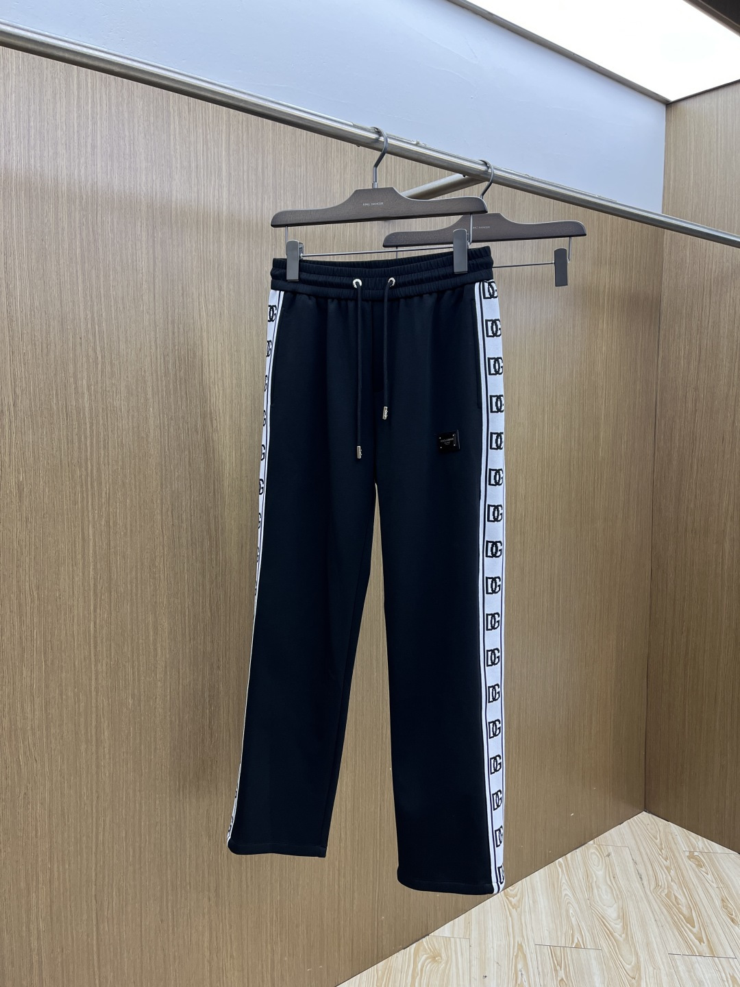 。🩵 DG 🔥🔥高级定制 2026春夏新款铜氨丝莫代尔空气层休闲卫裤，裤身上刺绣标志性品牌标识，客供定制