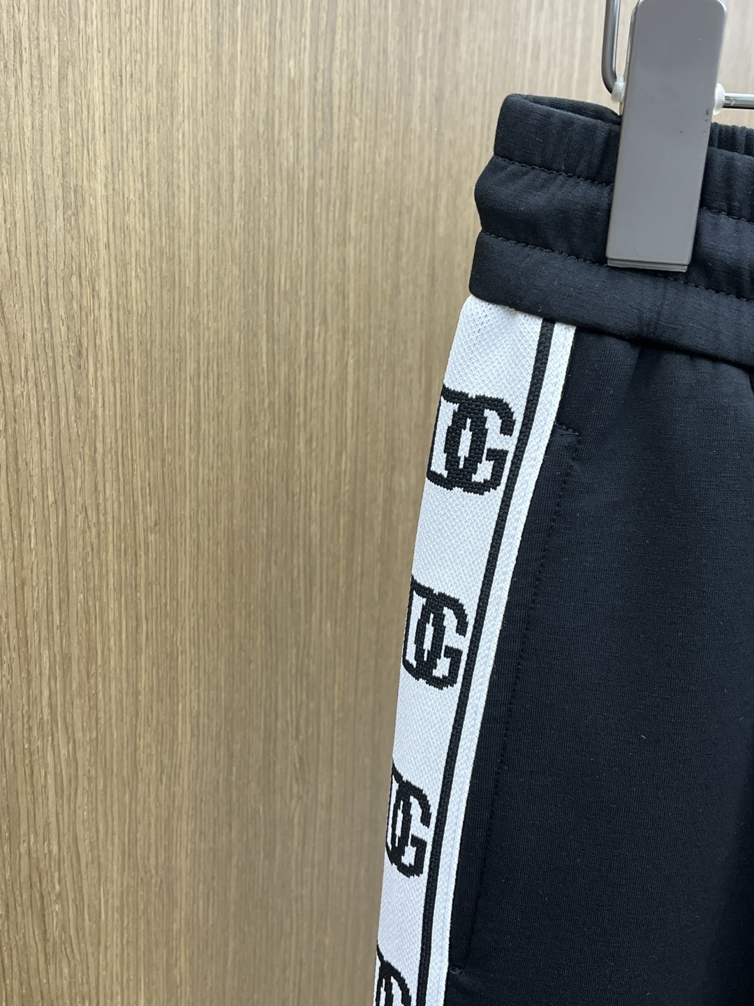 。🩵 DG 🔥🔥高级定制 2026春夏新款铜氨丝莫代尔空气层休闲卫裤，裤身上刺绣标志性品牌标识，客供定制