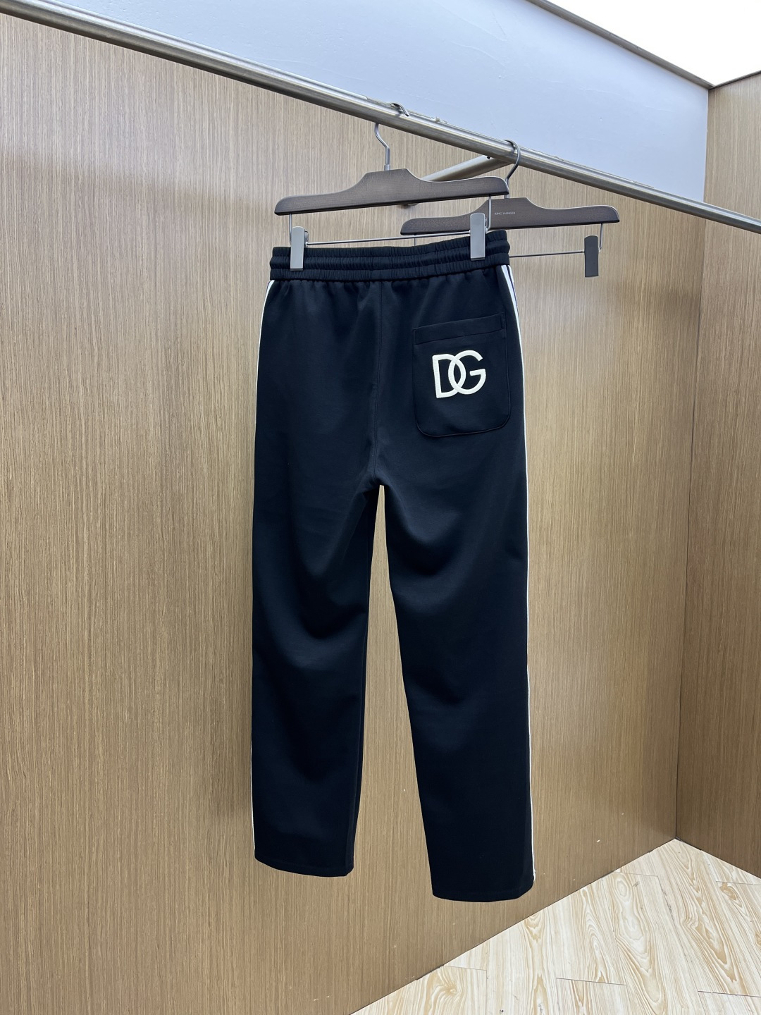 。🩵 DG 🔥🔥高级定制 2026春夏新款铜氨丝莫代尔空气层休闲卫裤，裤身上刺绣标志性品牌标识，客供定制