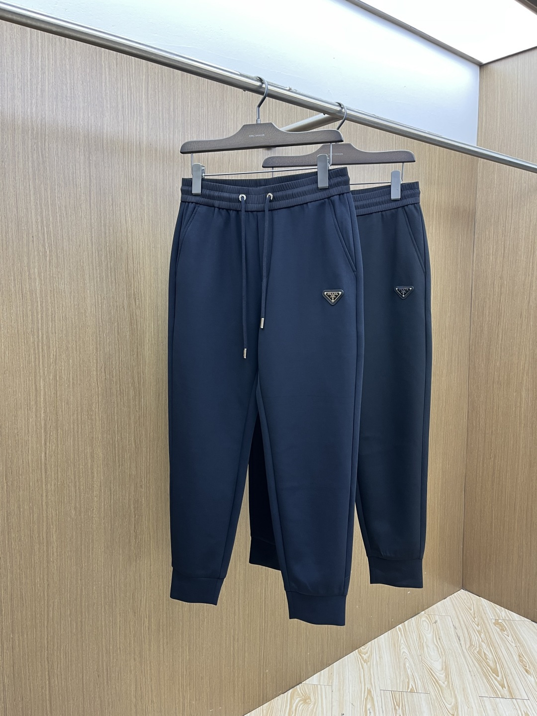 。🩵PD 🔥🔥高级定制 2026春夏新款铜氨丝莫代尔空气层休闲卫裤，裤身上刺绣标志性品牌标识，客供定制品