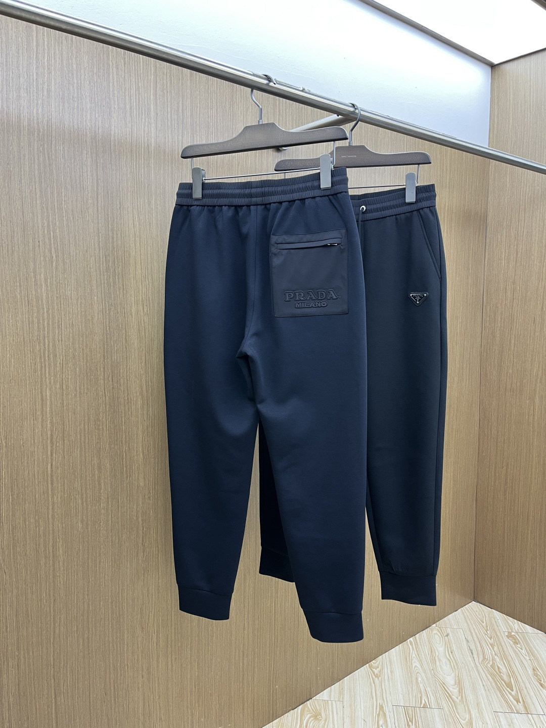 。🩵PD 🔥🔥高级定制 2026春夏新款铜氨丝莫代尔空气层休闲卫裤，裤身上刺绣标志性品牌标识，客供定制品