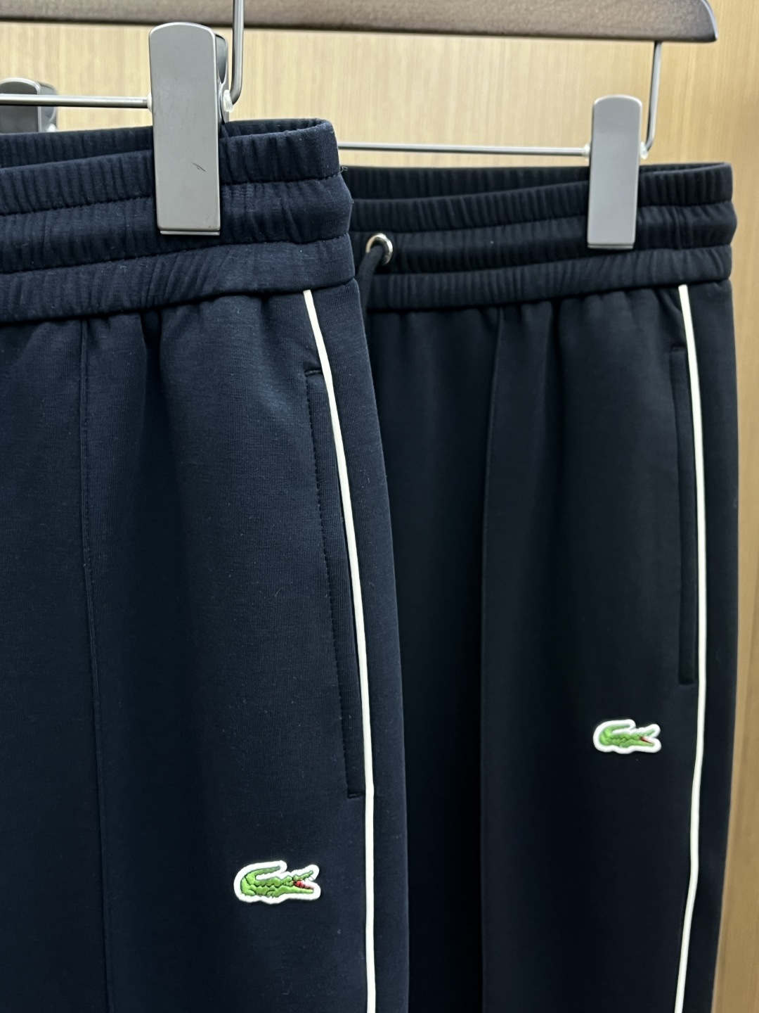 。🩵高级定制 2026春夏新款铜氨丝莫代尔空气层休闲卫裤，裤身上刺绣标志性品牌标识，客供定制品牌刻印五金