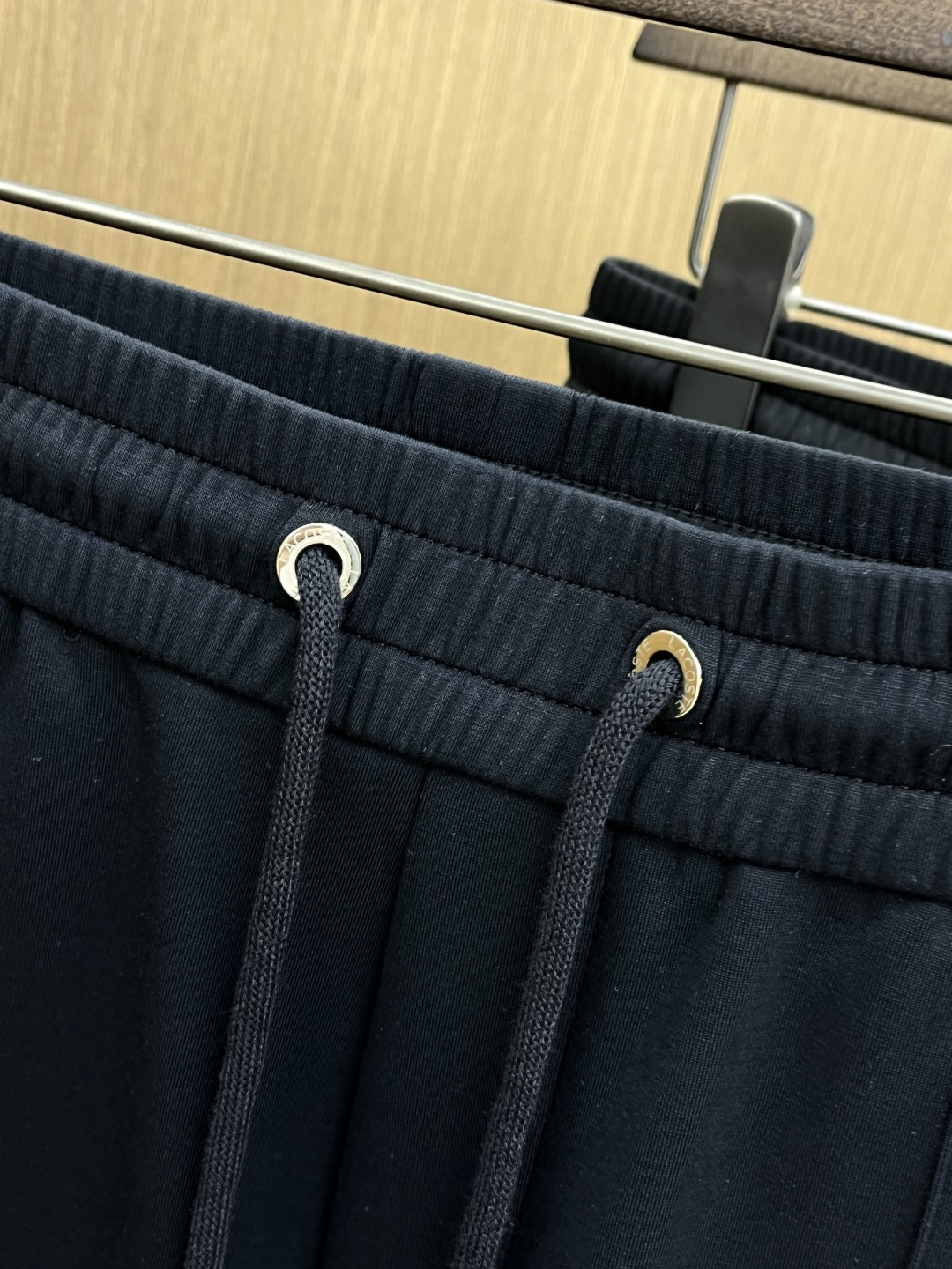 。🩵高级定制 2026春夏新款铜氨丝莫代尔空气层休闲卫裤，裤身上刺绣标志性品牌标识，客供定制品牌刻印五金