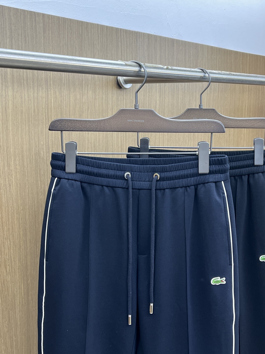 。🩵高级定制 2026春夏新款铜氨丝莫代尔空气层休闲卫裤，裤身上刺绣标志性品牌标识，客供定制品牌刻印五金