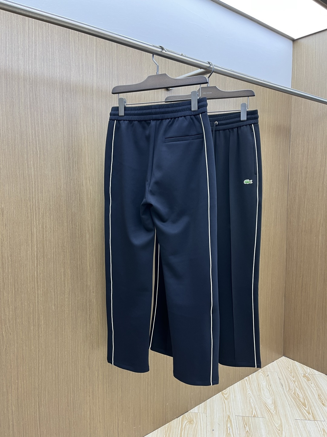 。🩵高级定制 2026春夏新款铜氨丝莫代尔空气层休闲卫裤，裤身上刺绣标志性品牌标识，客供定制品牌刻印五金