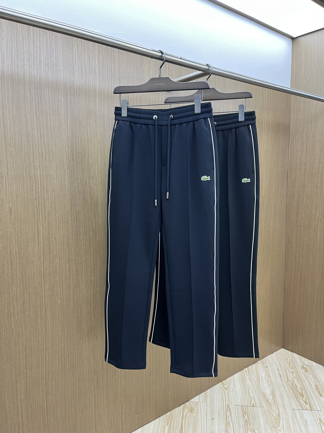 。🩵高级定制 2026春夏新款铜氨丝莫代尔空气层休闲卫裤，裤身上刺绣标志性品牌标识，客供定制品牌刻印五金