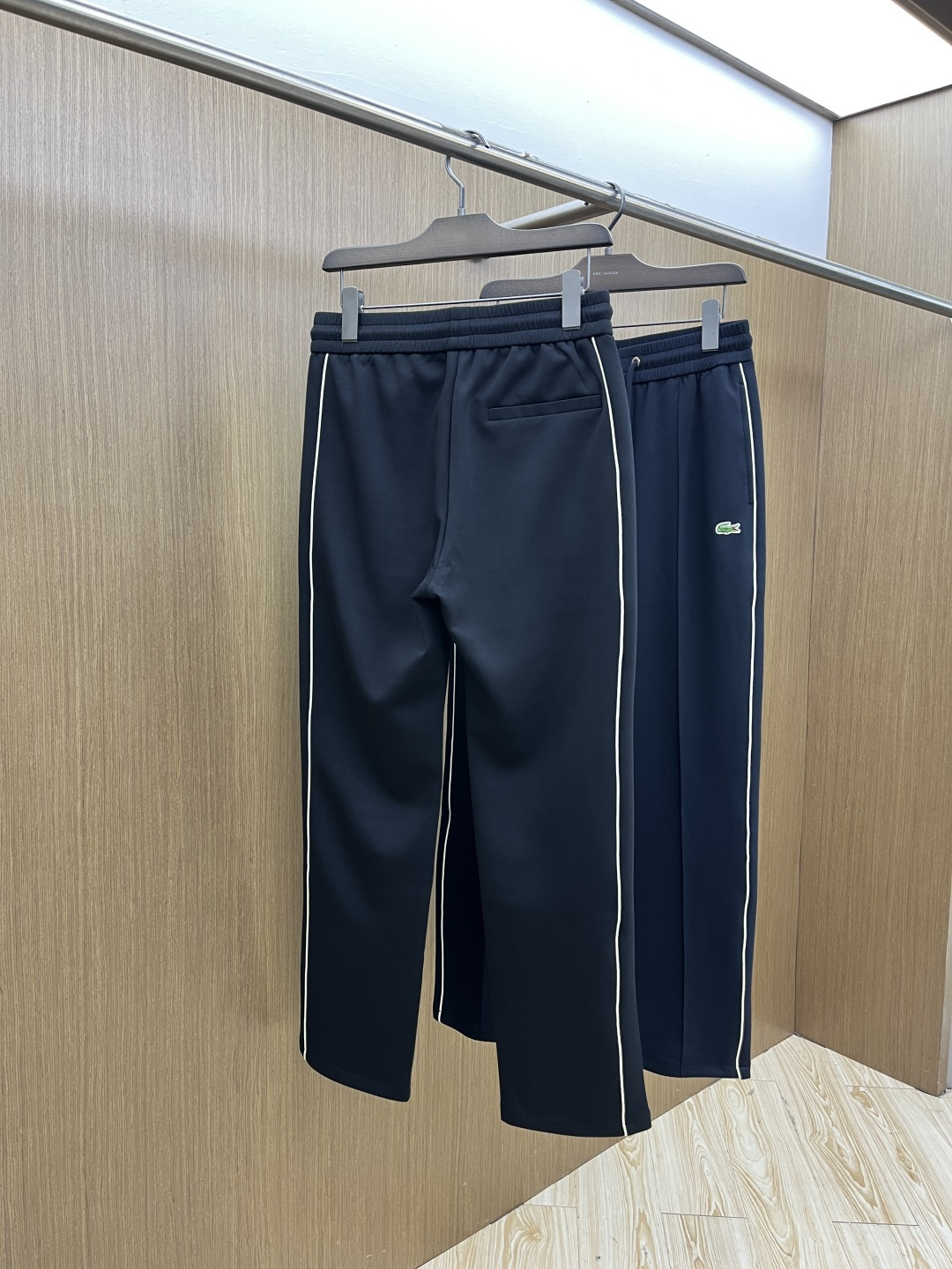 早春款 🔥🔥高级定制 2026春夏新款铜氨丝莫代尔空气层休闲卫裤，裤身上刺绣标志性品牌标识，客供定制品牌