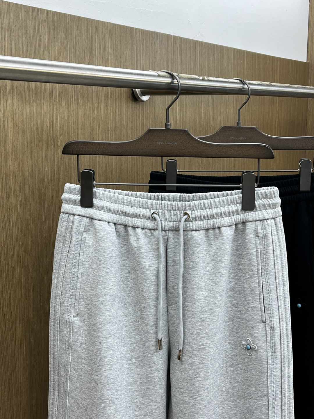 早春款 LV 🔥🔥高级定制 2026春夏新款铜氨丝莫代尔空气层休闲卫裤，裤身上刺绣标志性品牌标识，客供定