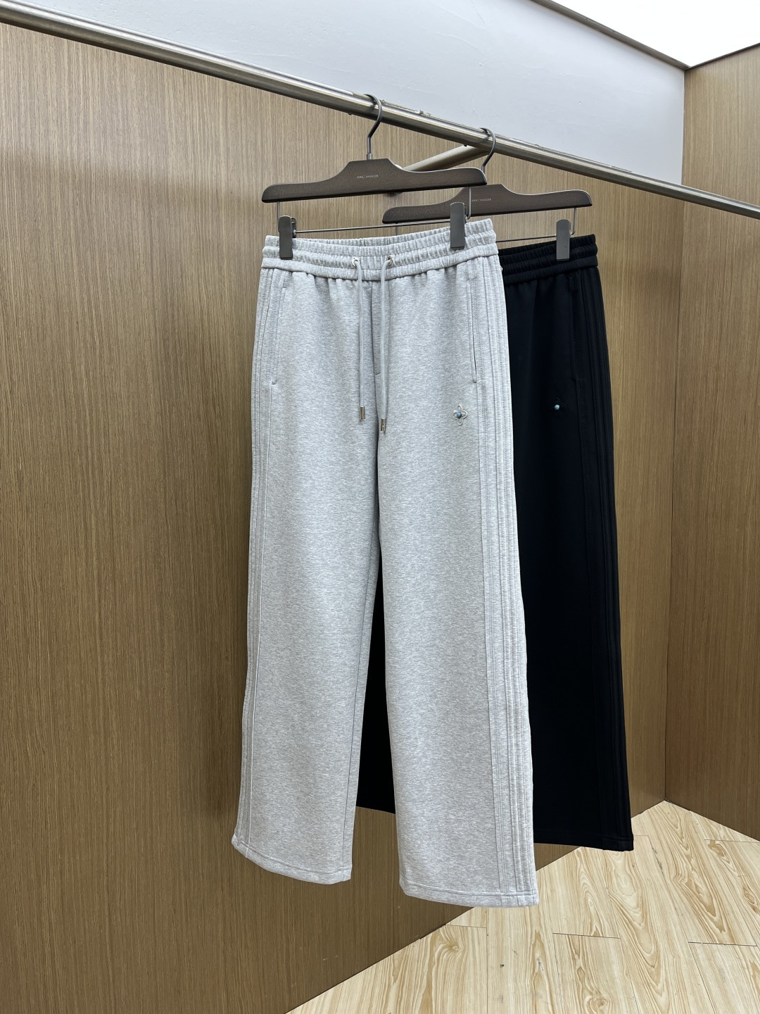 早春款 LV 🔥🔥高级定制 2026春夏新款铜氨丝莫代尔空气层休闲卫裤，裤身上刺绣标志性品牌标识，客供定