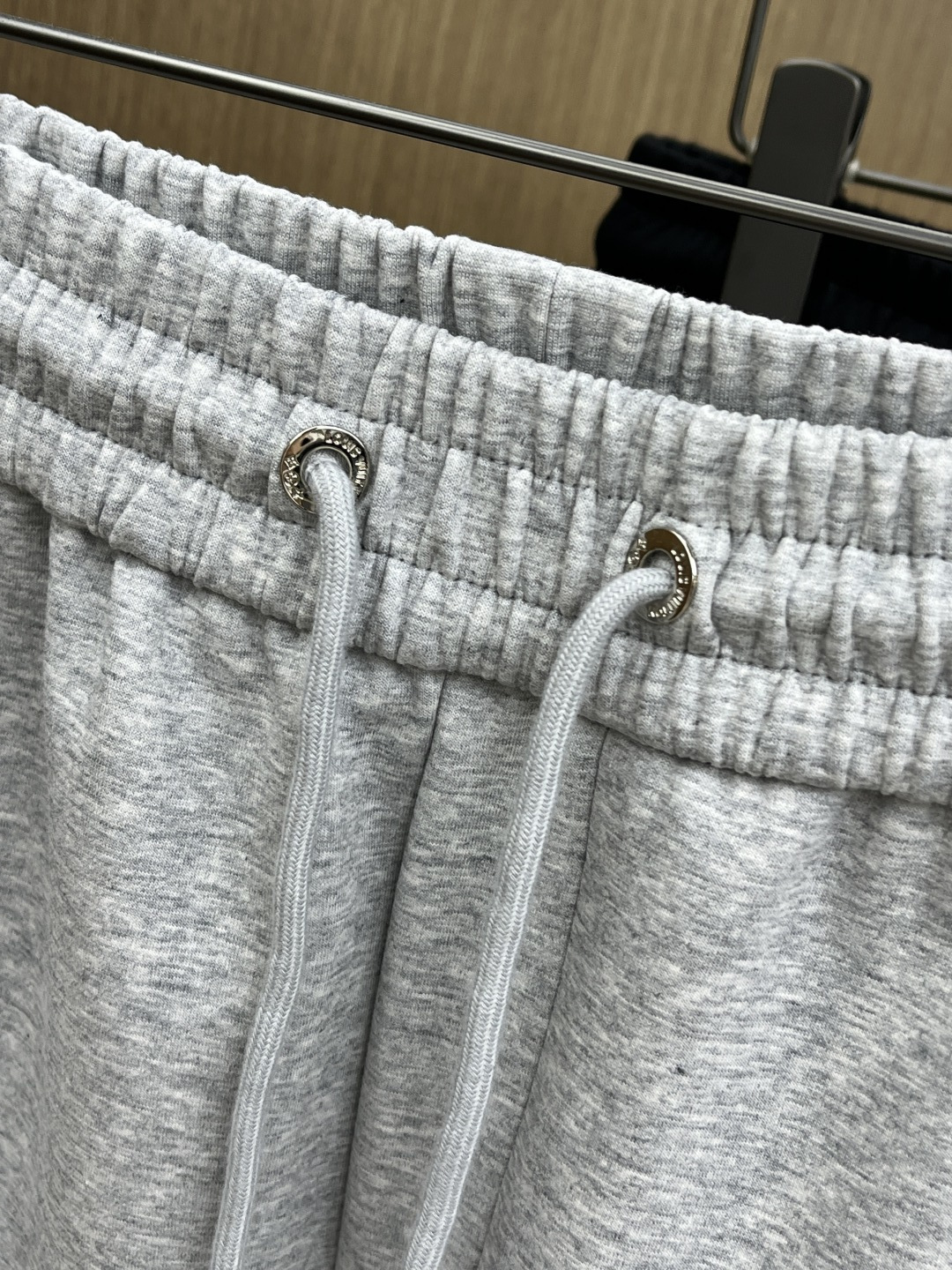 早春款 LV 🔥🔥高级定制 2026春夏新款铜氨丝莫代尔空气层休闲卫裤，裤身上刺绣标志性品牌标识，客供定