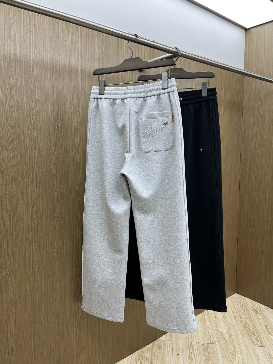 早春款 LV 🔥🔥高级定制 2026春夏新款铜氨丝莫代尔空气层休闲卫裤，裤身上刺绣标志性品牌标识，客供定