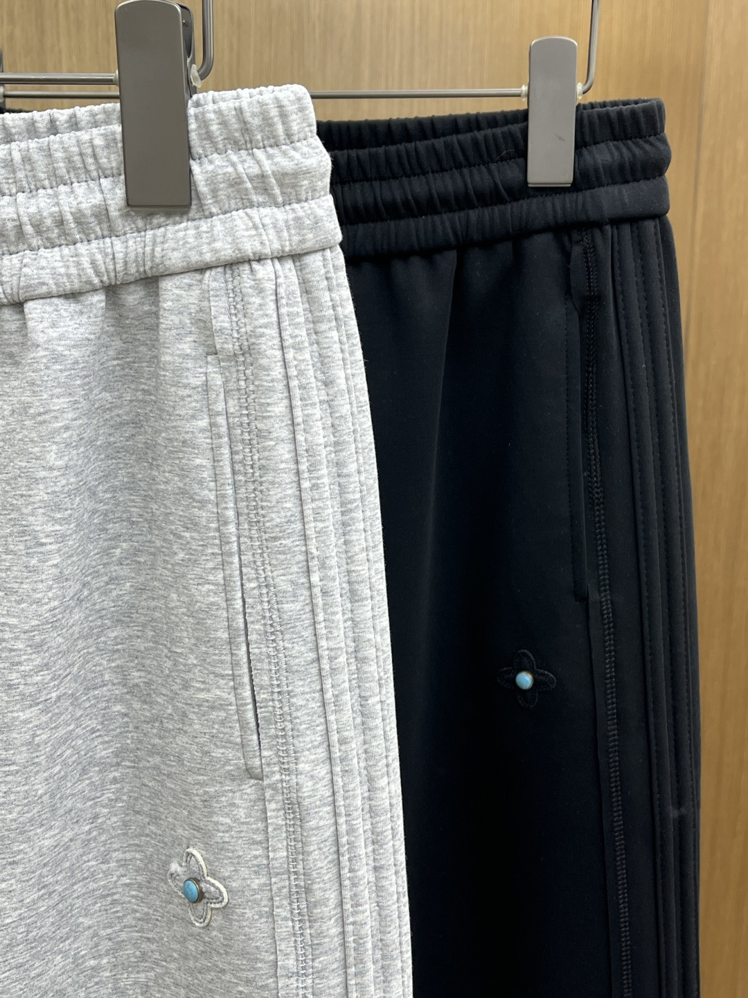 早春款 LV 🔥🔥高级定制 2026春夏新款铜氨丝莫代尔空气层休闲卫裤，裤身上刺绣标志性品牌标识，客供定