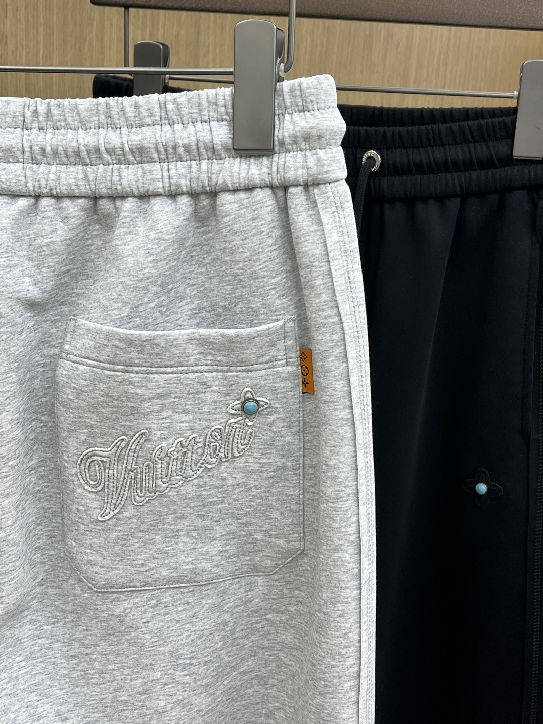 早春款 LV 🔥🔥高级定制 2026春夏新款铜氨丝莫代尔空气层休闲卫裤，裤身上刺绣标志性品牌标识，客供定