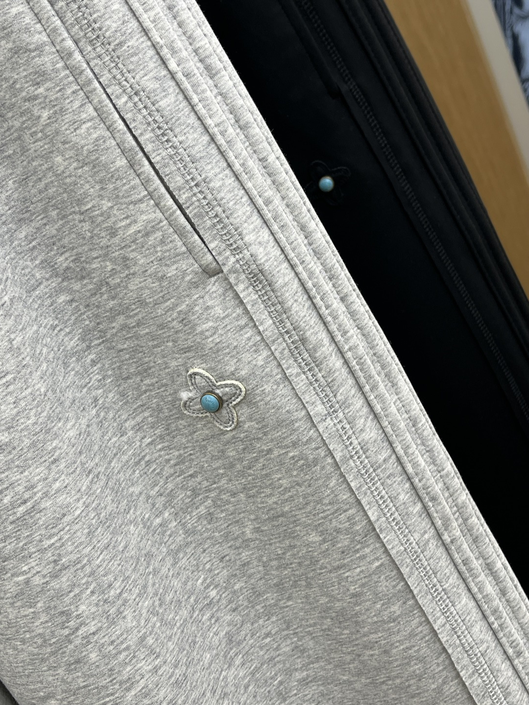 早春款 LV 🔥🔥高级定制 2026春夏新款铜氨丝莫代尔空气层休闲卫裤，裤身上刺绣标志性品牌标识，客供定