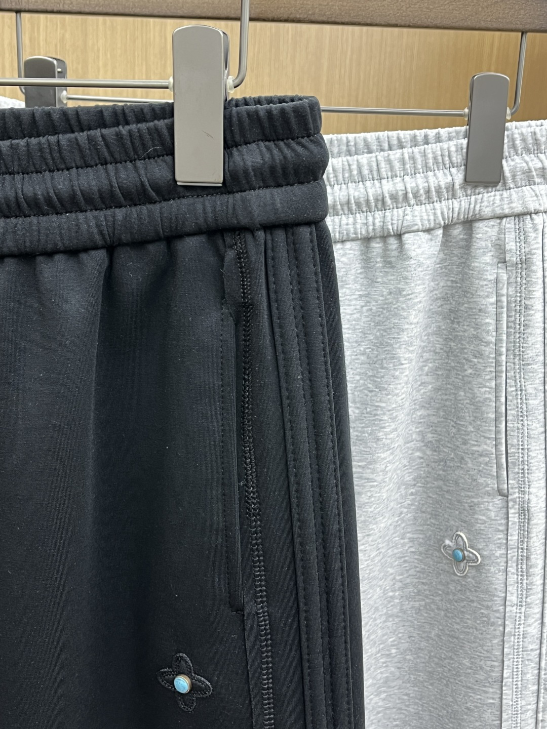 。🩵LV 🔥🔥高级定制 2026春夏新款铜氨丝莫代尔空气层休闲卫裤，裤身上刺绣标志性品牌标识，客供定制品