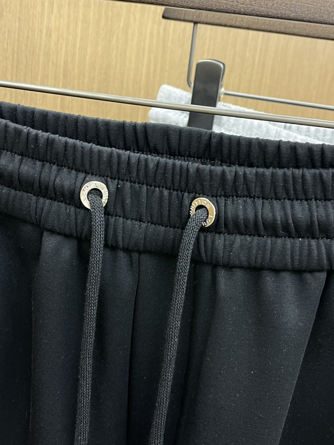 。🩵LV 🔥🔥高级定制 2026春夏新款铜氨丝莫代尔空气层休闲卫裤，裤身上刺绣标志性品牌标识，客供定制品