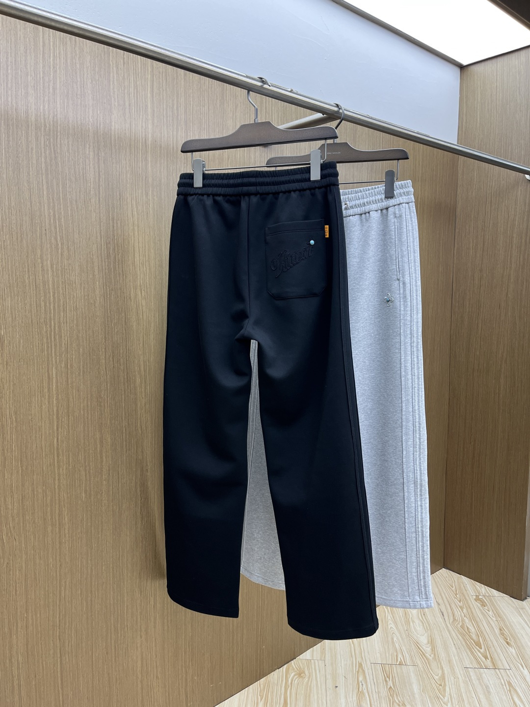 。🩵LV 🔥🔥高级定制 2026春夏新款铜氨丝莫代尔空气层休闲卫裤，裤身上刺绣标志性品牌标识，客供定制品