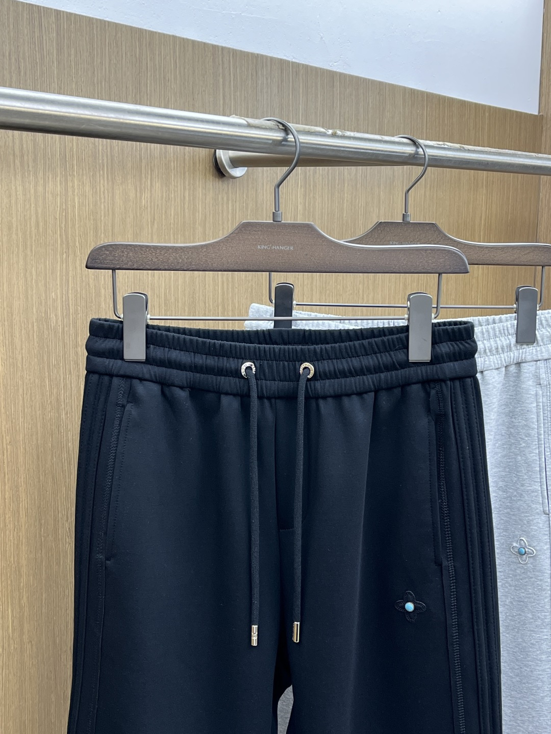 。🩵LV 🔥🔥高级定制 2026春夏新款铜氨丝莫代尔空气层休闲卫裤，裤身上刺绣标志性品牌标识，客供定制品