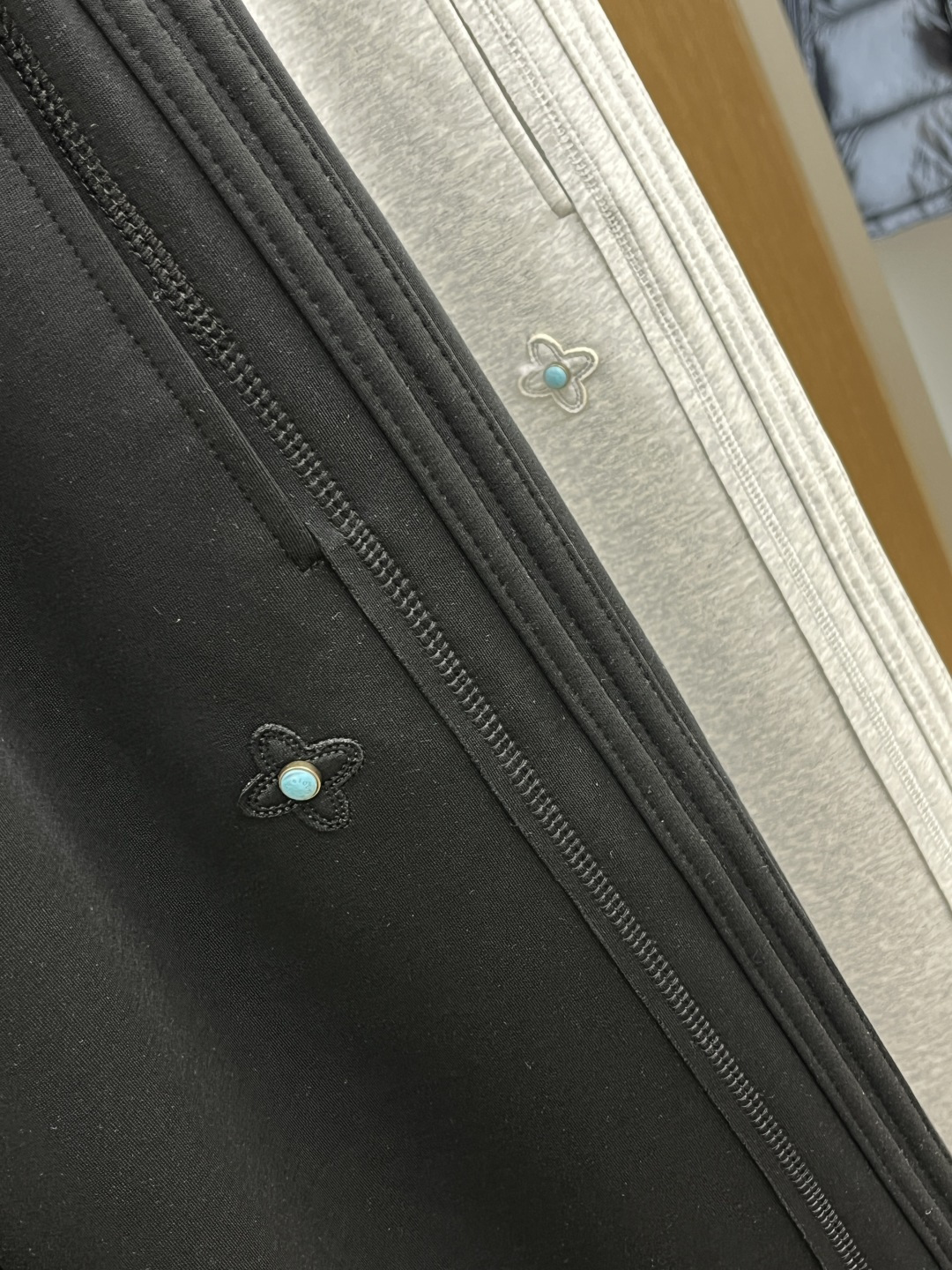 。🩵LV 🔥🔥高级定制 2026春夏新款铜氨丝莫代尔空气层休闲卫裤，裤身上刺绣标志性品牌标识，客供定制品