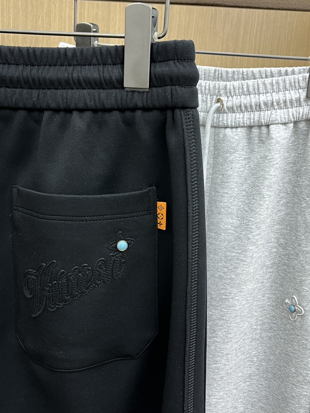 。🩵LV 🔥🔥高级定制 2026春夏新款铜氨丝莫代尔空气层休闲卫裤，裤身上刺绣标志性品牌标识，客供定制品