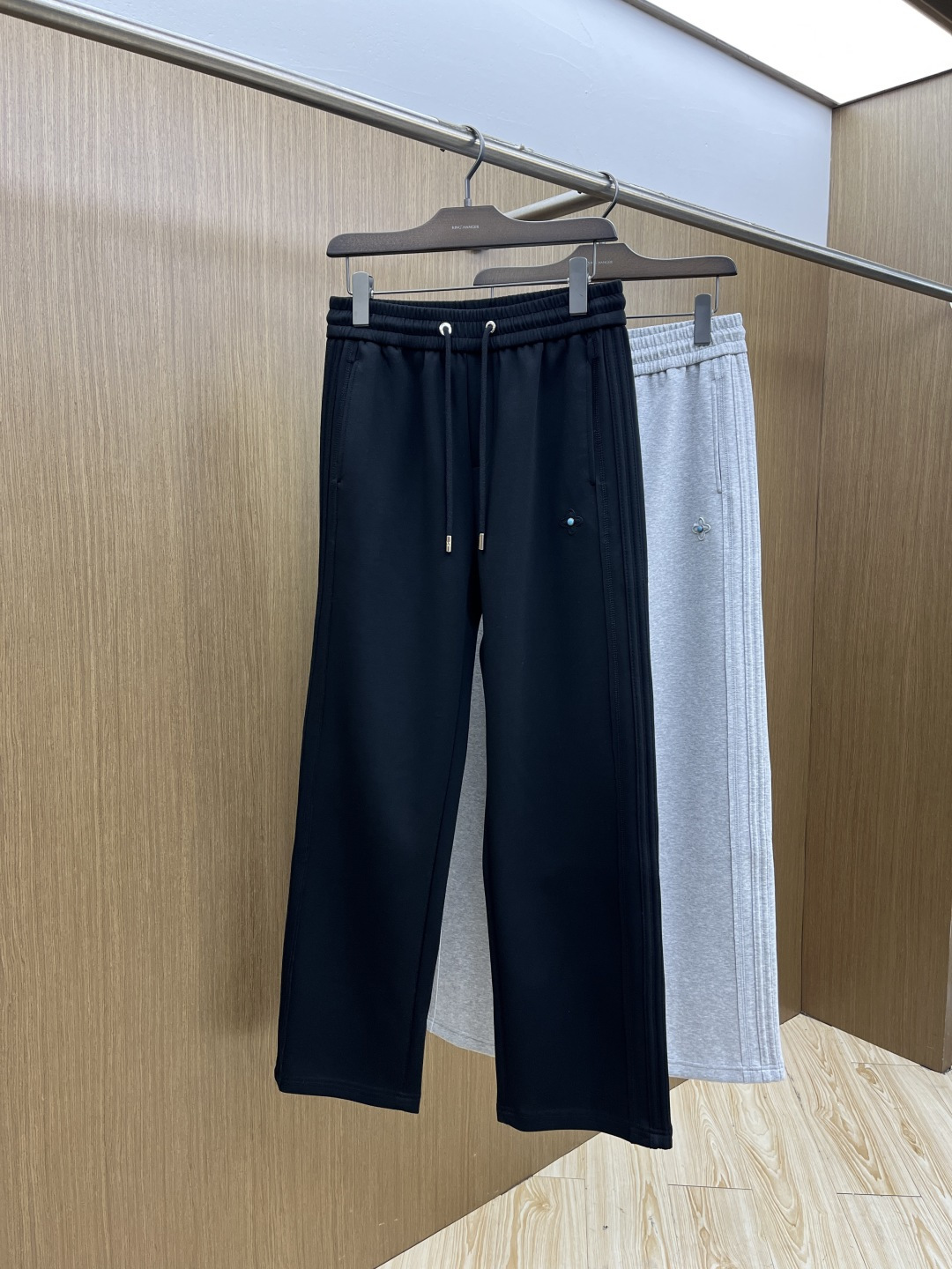 。🩵LV 🔥🔥高级定制 2026春夏新款铜氨丝莫代尔空气层休闲卫裤，裤身上刺绣标志性品牌标识，客供定制品