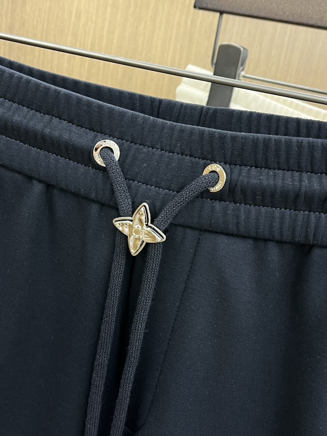 。🩵 LV 🔥🔥高级定制 2026春夏新款铜氨丝莫代尔空气层休闲卫裤，裤身上刺绣标志性品牌标识，客供定制