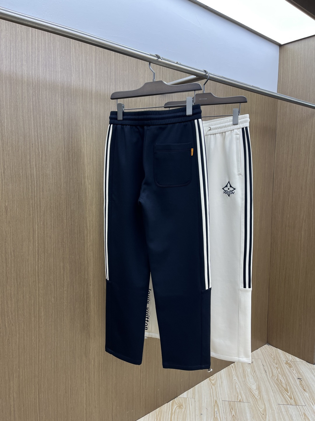 。🩵 LV 🔥🔥高级定制 2026春夏新款铜氨丝莫代尔空气层休闲卫裤，裤身上刺绣标志性品牌标识，客供定制
