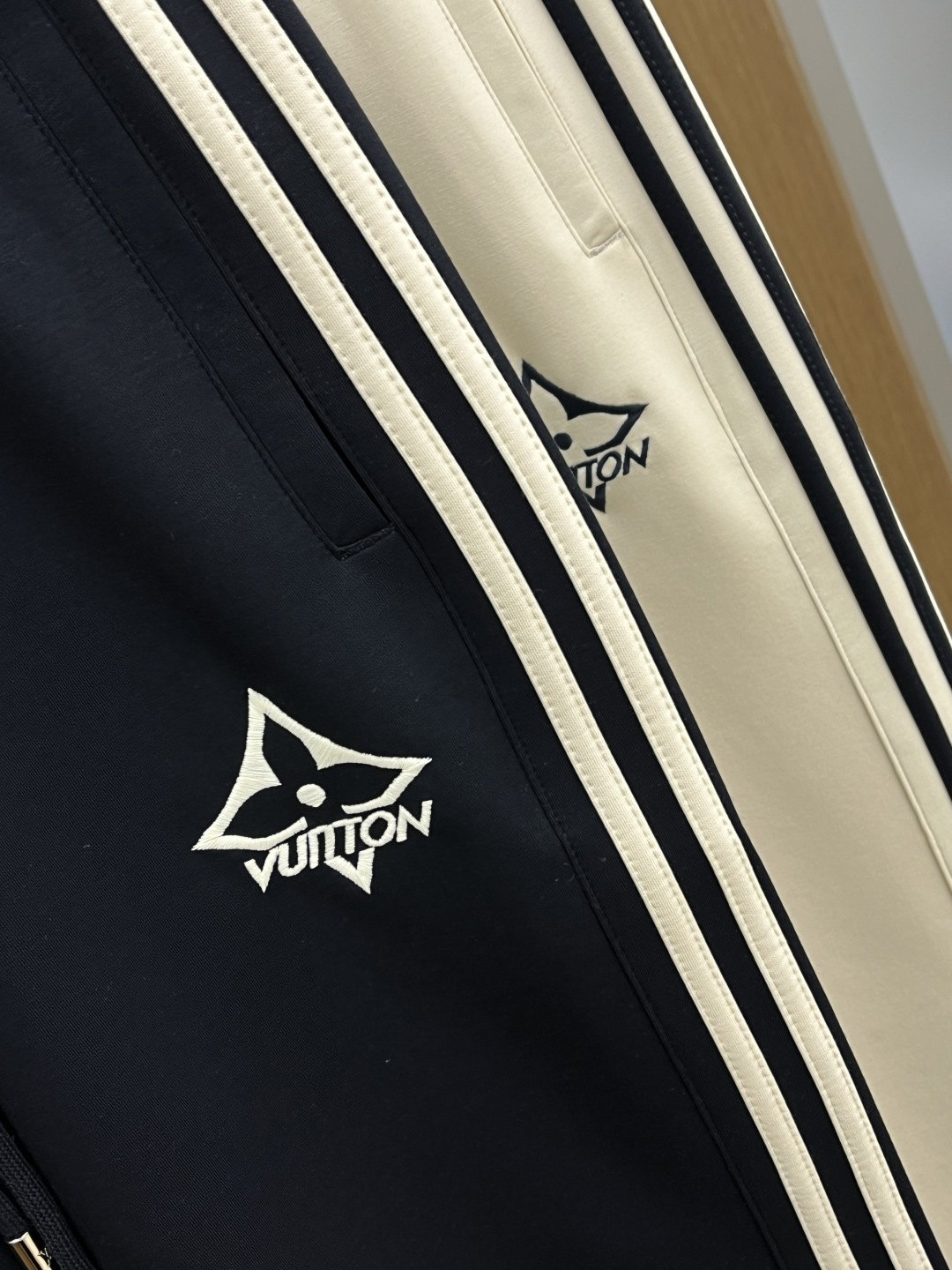 。🩵 LV 🔥🔥高级定制 2026春夏新款铜氨丝莫代尔空气层休闲卫裤，裤身上刺绣标志性品牌标识，客供定制