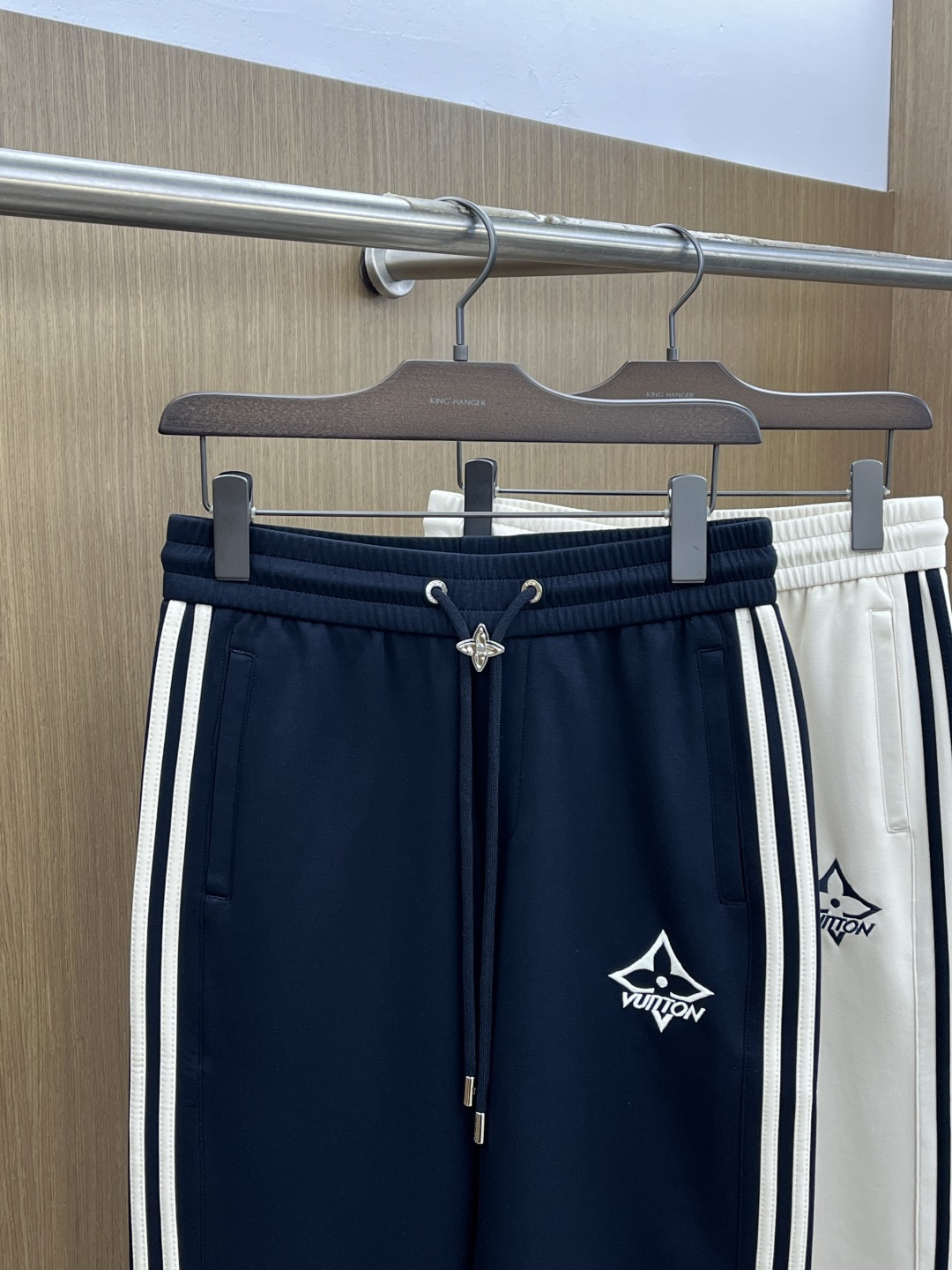 。🩵 LV 🔥🔥高级定制 2026春夏新款铜氨丝莫代尔空气层休闲卫裤，裤身上刺绣标志性品牌标识，客供定制