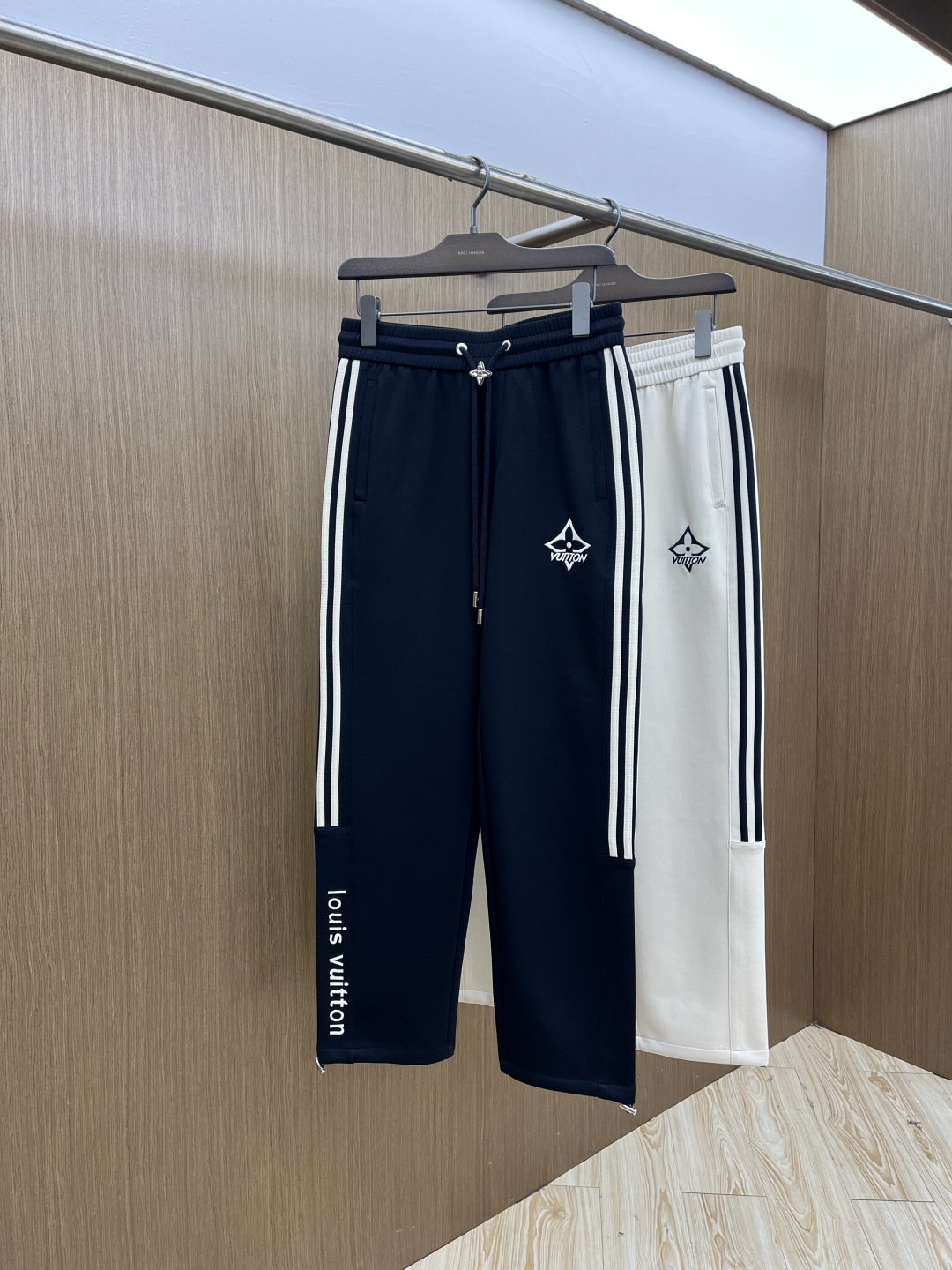 。🩵 LV 🔥🔥高级定制 2026春夏新款铜氨丝莫代尔空气层休闲卫裤，裤身上刺绣标志性品牌标识，客供定制