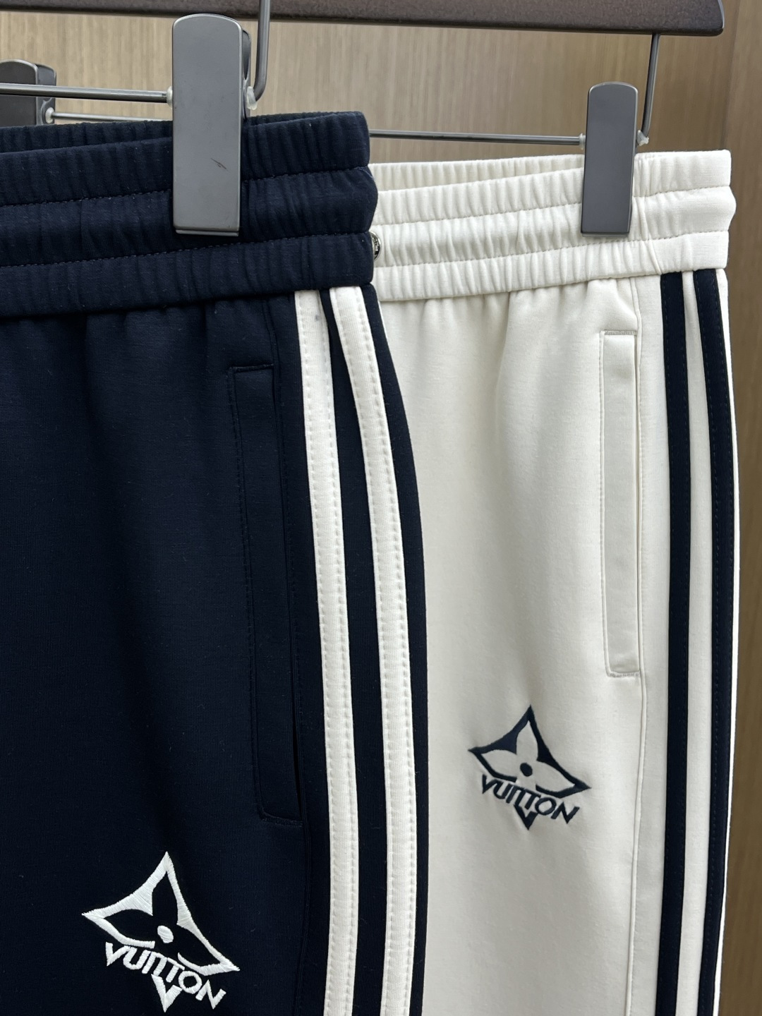 。🩵 LV 🔥🔥高级定制 2026春夏新款铜氨丝莫代尔空气层休闲卫裤，裤身上刺绣标志性品牌标识，客供定制