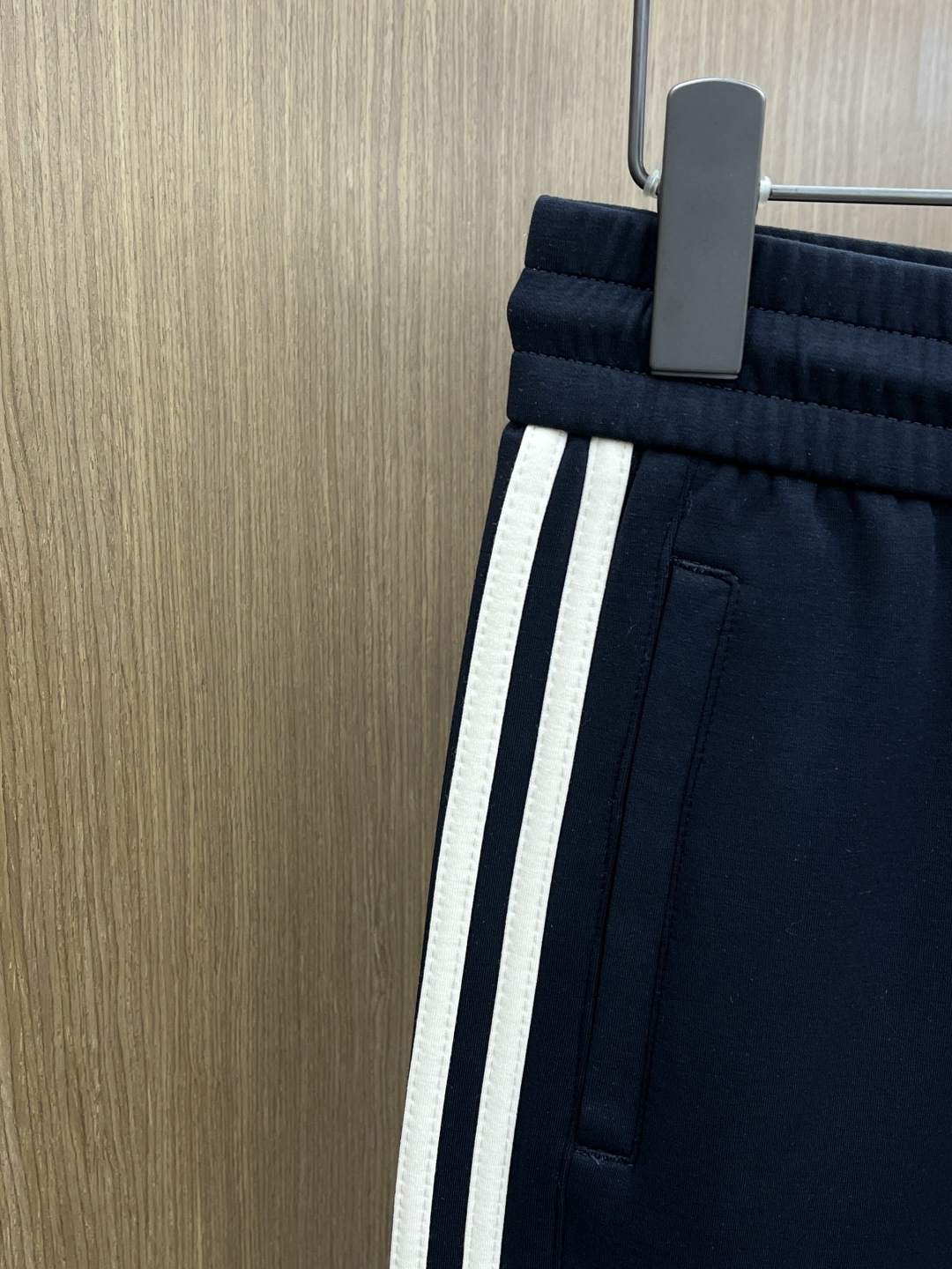 。🩵 LV 🔥🔥高级定制 2026春夏新款铜氨丝莫代尔空气层休闲卫裤，裤身上刺绣标志性品牌标识，客供定制