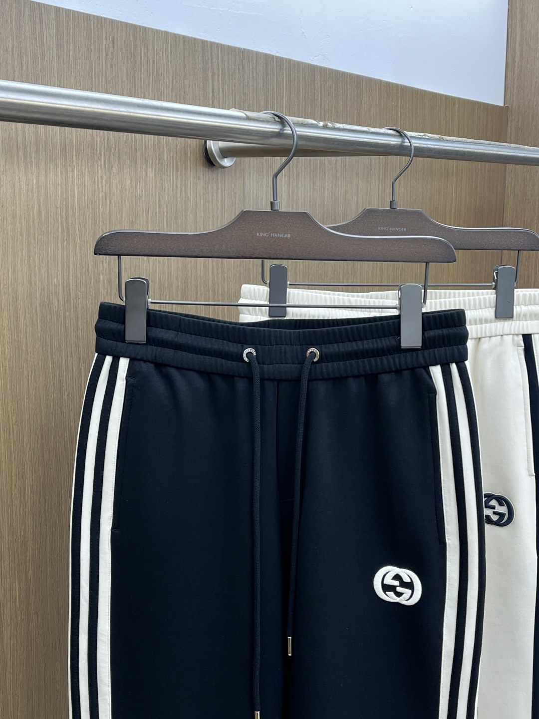 。🩵Guc 🔥🔥高级定制 2026春夏新款铜氨丝莫代尔空气层休闲卫裤，裤身上刺绣标志性品牌标识，客供定制