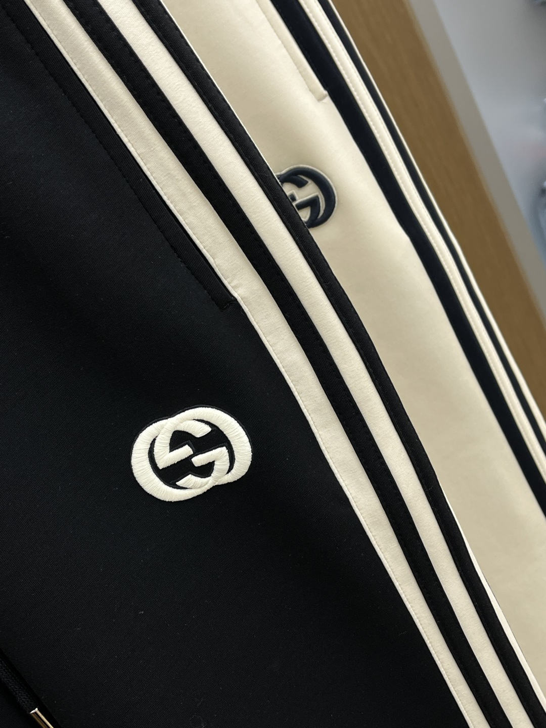 。🩵Guc 🔥🔥高级定制 2026春夏新款铜氨丝莫代尔空气层休闲卫裤，裤身上刺绣标志性品牌标识，客供定制