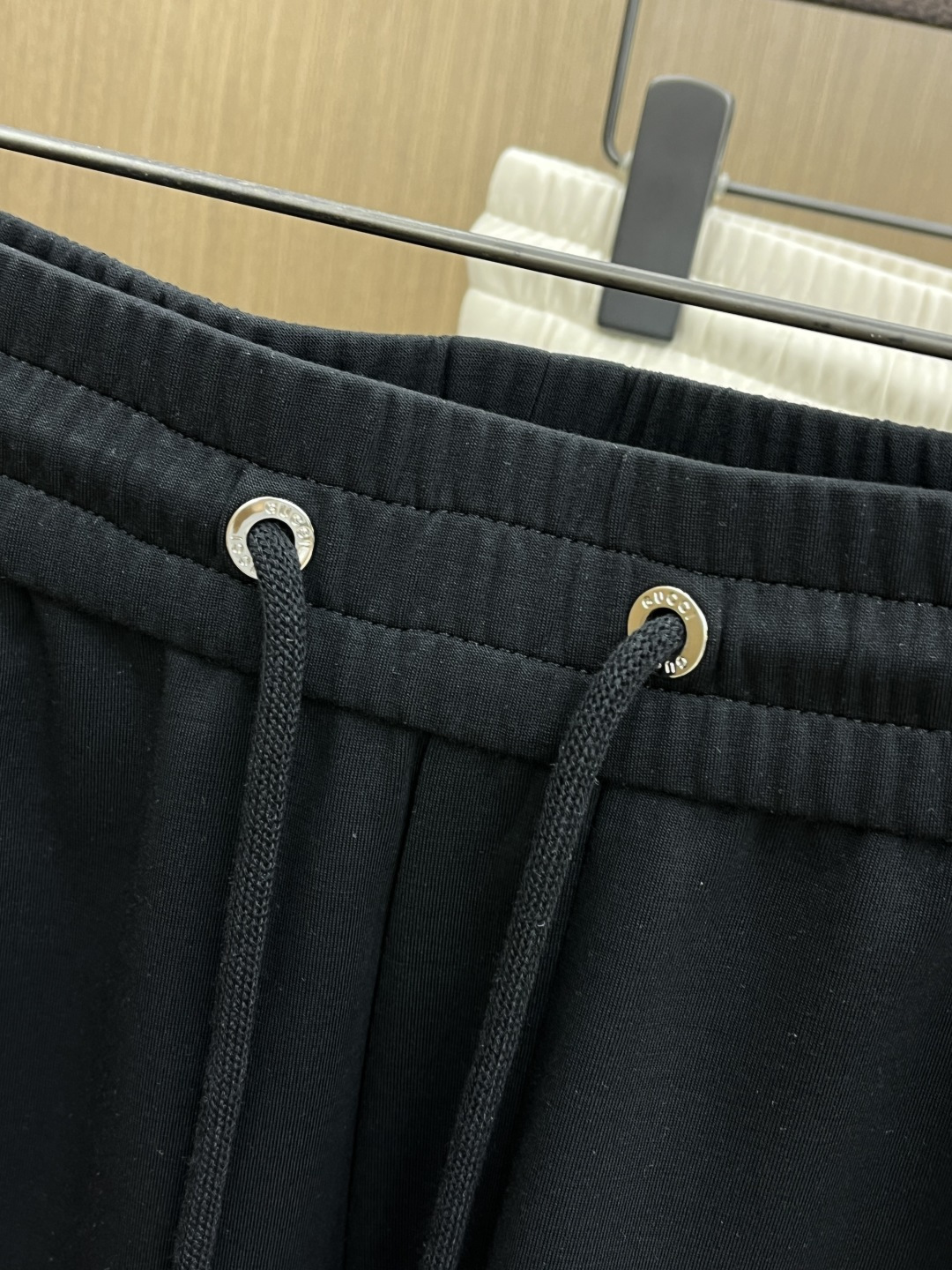 。🩵Guc 🔥🔥高级定制 2026春夏新款铜氨丝莫代尔空气层休闲卫裤，裤身上刺绣标志性品牌标识，客供定制