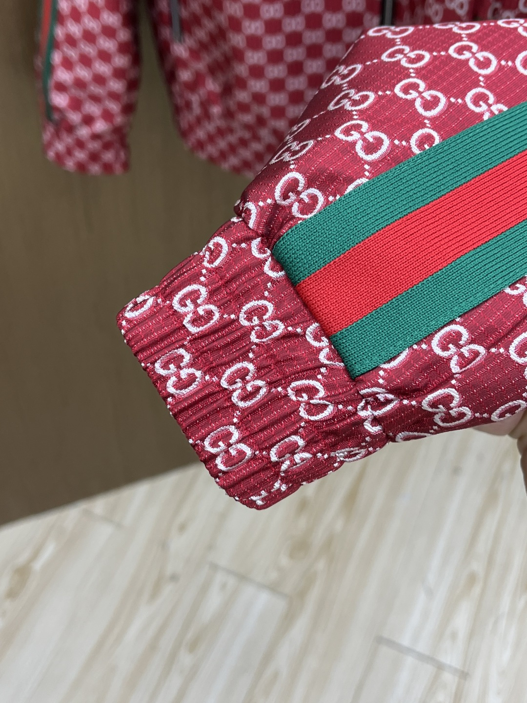 早春 Guc 🔥🔥早春系列，最新时尚立领夹克外套.处处细节显工艺足够的高级 结构性剪裁的设计改变来展现男