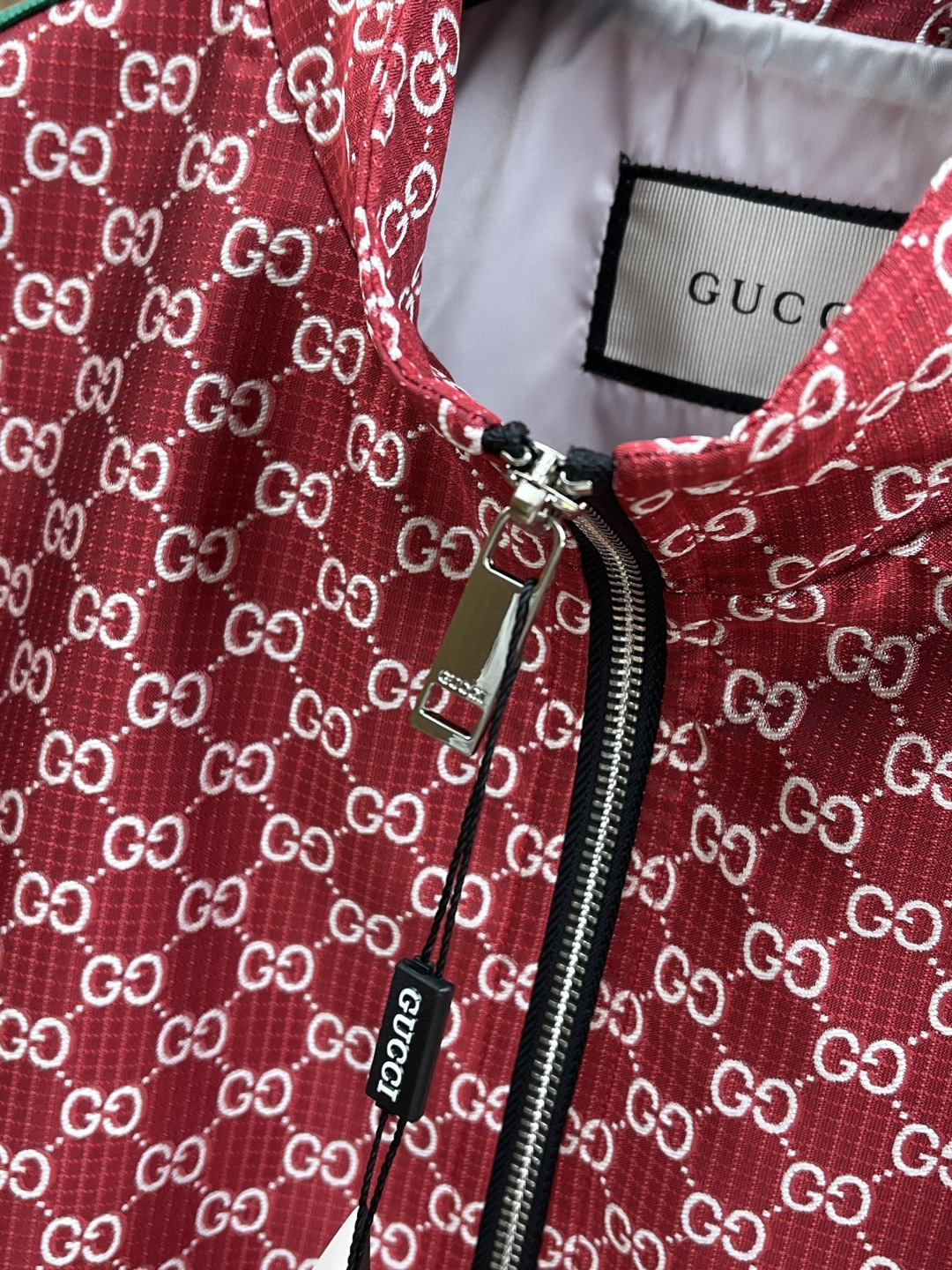 早春 Guc 🔥🔥早春系列，最新时尚立领夹克外套.处处细节显工艺足够的高级 结构性剪裁的设计改变来展现男