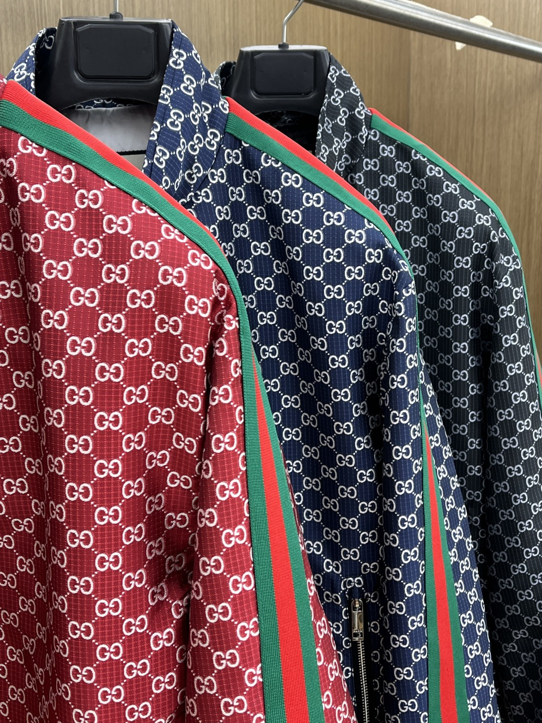 早春 Guc 🔥🔥早春系列，最新时尚立领夹克外套.处处细节显工艺足够的高级 结构性剪裁的设计改变来展现男