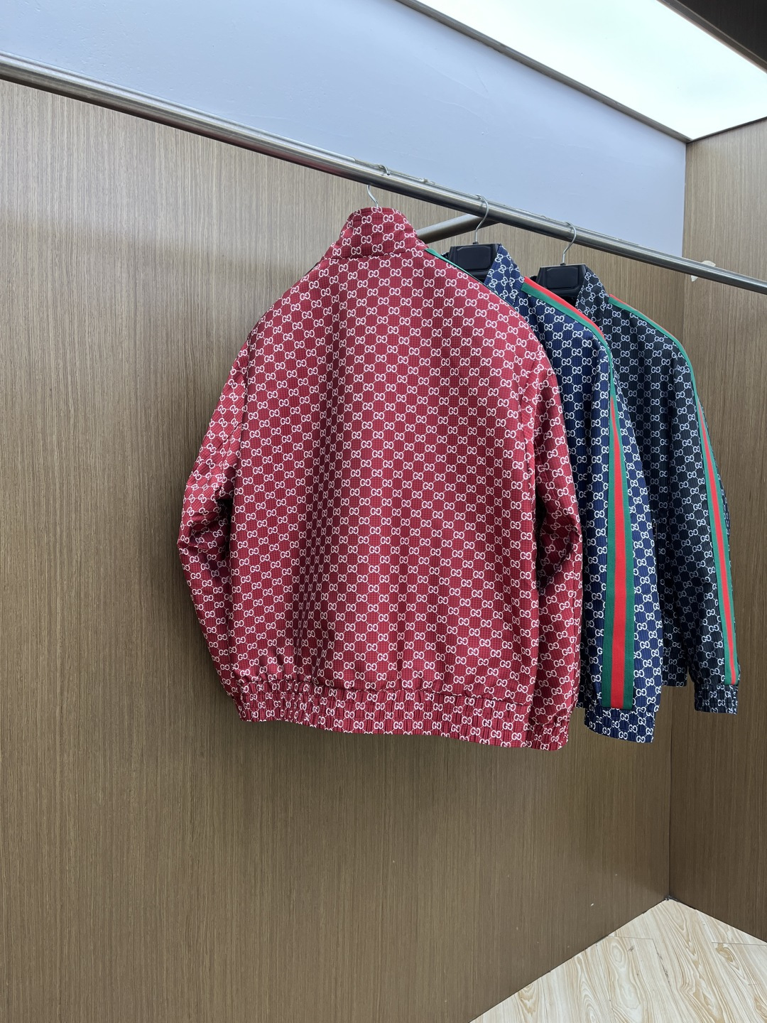 早春 Guc 🔥🔥早春系列，最新时尚立领夹克外套.处处细节显工艺足够的高级 结构性剪裁的设计改变来展现男