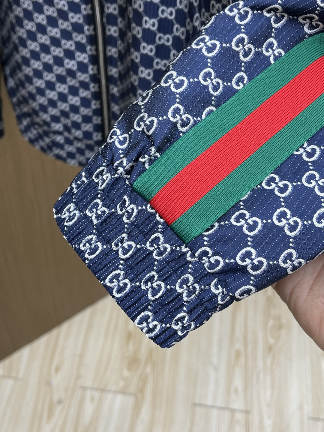 早春 Guc 🔥🔥早春系列，最新时尚立领夹克外套.处处细节显工艺足够的高级 结构性剪裁的设计改变来展现男